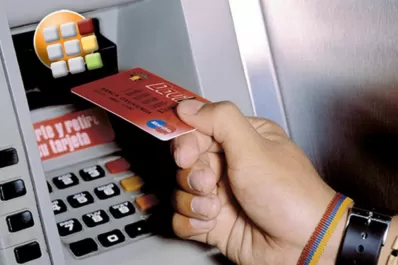 Limitarían los retiros de dólares con tarjeta en el exterior