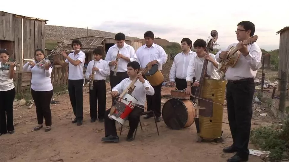 EN EL VERTEDERO. Los jóvenes paraguayos tocan instrumentos reciclados. IGNITE.ME