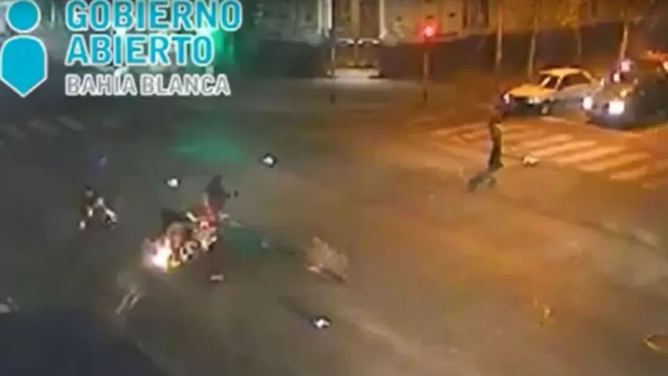 IMPRUDENCIA. Las cámaras de seguridad del Gobierno de Bahía Blanca capturaron el momento del accidente. CAPTURA DE VIDEO