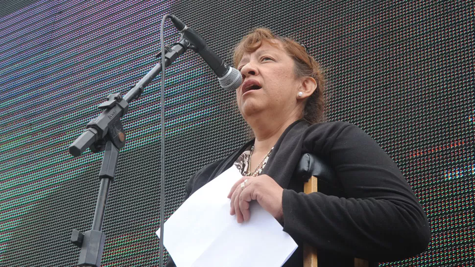 CON MULETAS. Irma Galván denunció que fue despojada de su trabajo en el Pami en una maniobra política. LA GACETA