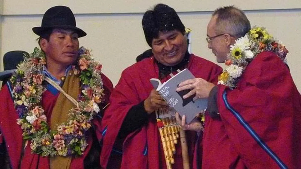 HECHO CURIOSO. El embajador español en Bolivia, Ángel Vázquez (derecha), le muestra un libro al presidente de Bolivia, Evo Morales. FOTO TOMADA DE ABC.ES