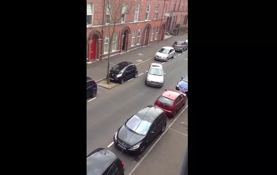 HAZAÑA. Estacionar el auto para la protagonista del video fue una verdadera odisea. CAPTURA DE VIDEO