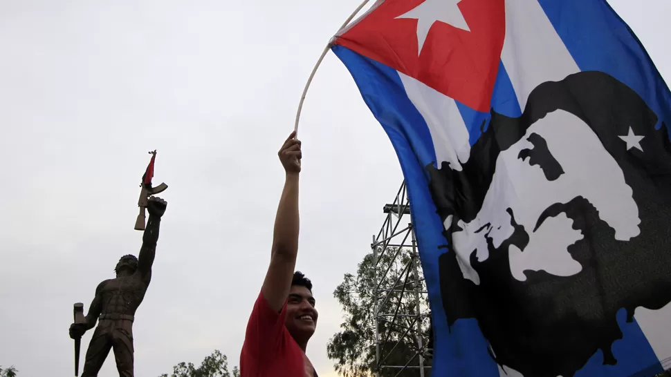 LATINOAMERICANOS. La bandera cubana, con la cara del Che, recorrió la manifestación en Manila. REUTERS