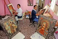 Un taller de pintura de la escuela cusqueña en pleno corazón de Villa Alem