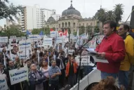 Los bancarios descargaron su bronca frente a la Caja Popular
