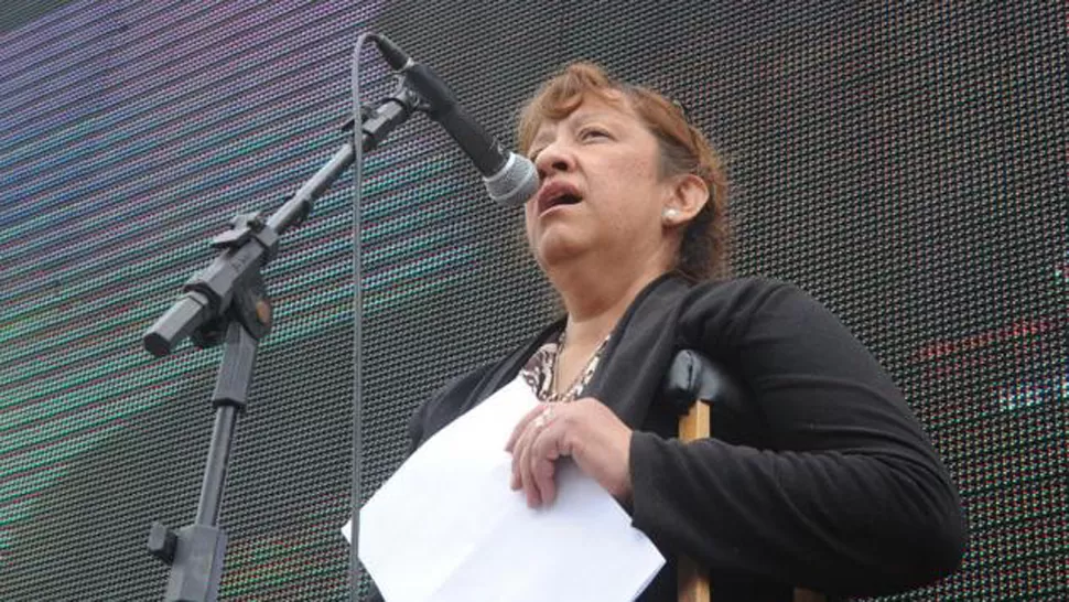 CON MULETAS. Irma Galván denunció que fue despojada de su trabajo en el Pami en una maniobra política. LA GACETA 