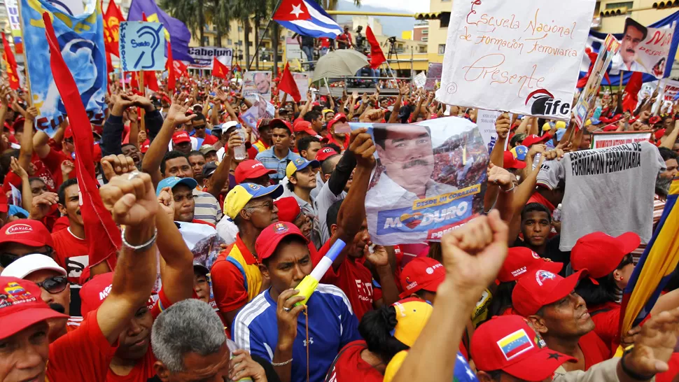 EN LAS CALLES. Miles de simpatizantes del gobierno venezolano celebraron el Día del Trabajador. REUTERS