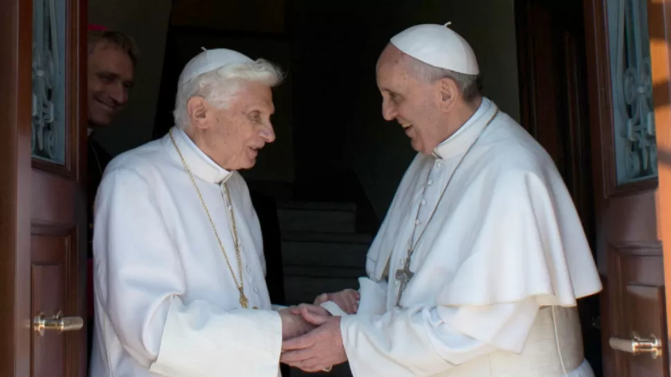  EN EL MISMO LUGAR. Benedicto XVI y Francisco, en el Vaticano. REUTERS