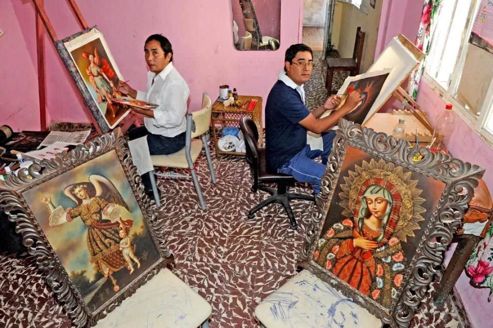 LOS ARTISTAS. Gabino y Marcelino Choque Galdós trabajan a la manera tradicional, en caballete y sobre lienzo, cada una de sus obras. LA GACETA / FOTOS DE FRANCO VERA  