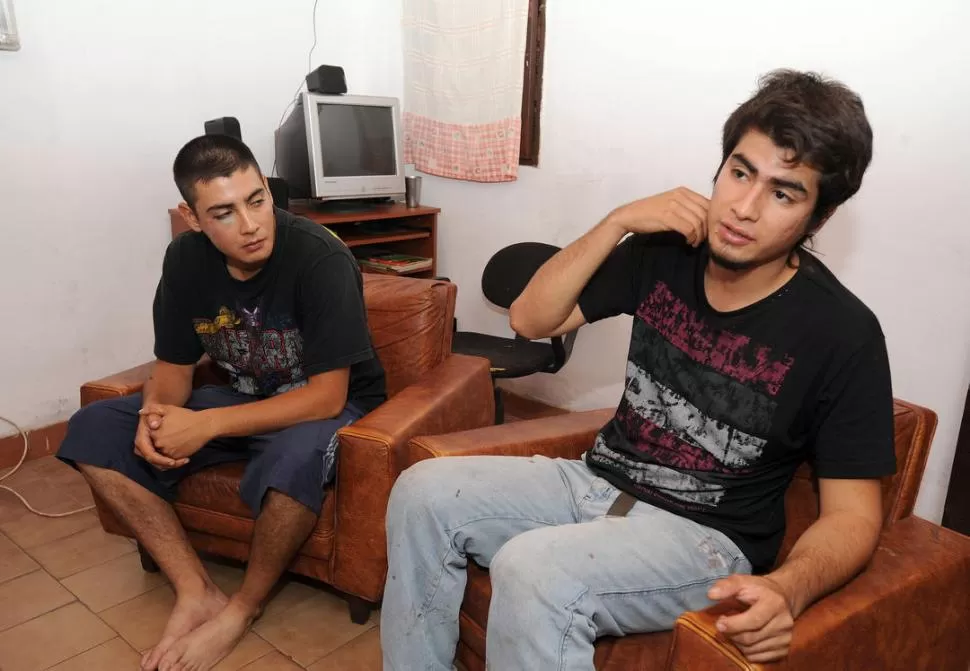 ATAQUE. ante la mirada de su hermano Darío, Exequiel Vizuara Ponce describe las patadas que recibió. LA GACETA / FOTO DE ENRIQUE GALINDEZ