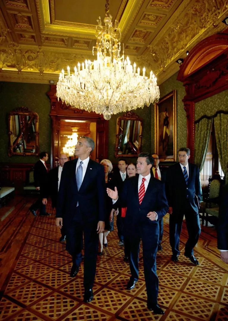 EN EL PALACIO NACIONAL. Peña Nieto muestra a Obama la sede del Poder Ejecutivo Federal de México. REUTERS