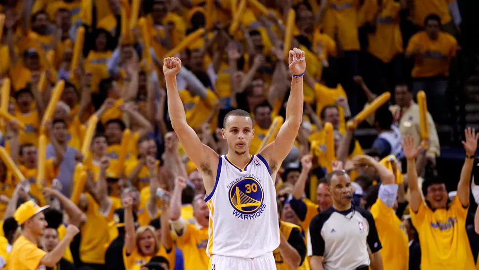 CLAVE. Con 22 puntos, Curry fue una vez más el abanderado de los Warriors, que dieron vuelta la serie después de estar 1-3. REUTERS