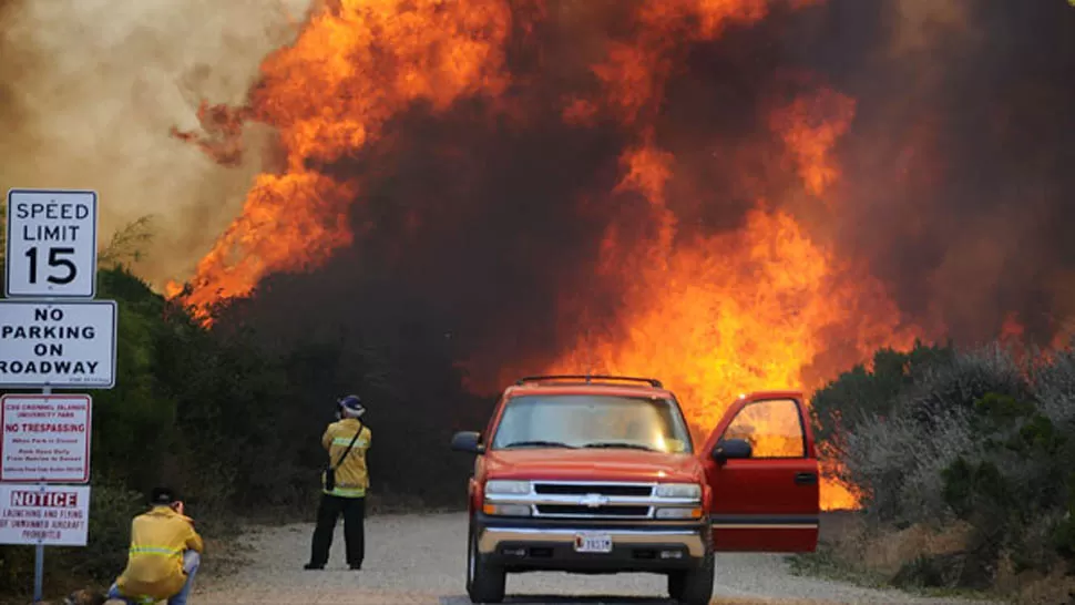 CATÁSTROFE. Alrededor de 900 bomberos trabajan para detener el avance de las llamas en California. FOTO TOMADA DE INFOBAE.COM