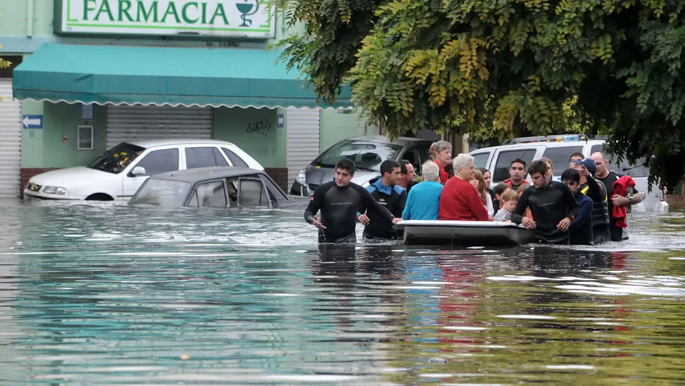 LA PLATA, BAJO EL AGUA. Hasta ayer, el Gobierno había informado que eran 52 las muertes que provocó la inundación. ARCHIVO TELAM