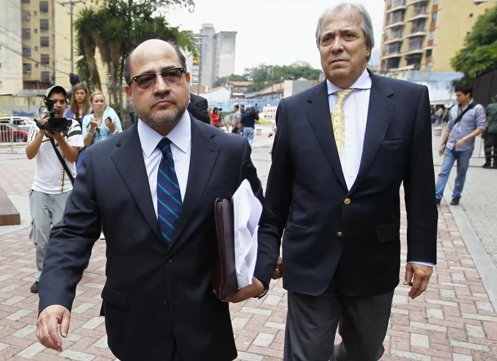 EL TRÁMITE. Gerardo Fernández y Ramón Medina llegan a la Corte para formalizar la presentación en nombre del líder opositor, Henrique Capriles. REUTERS