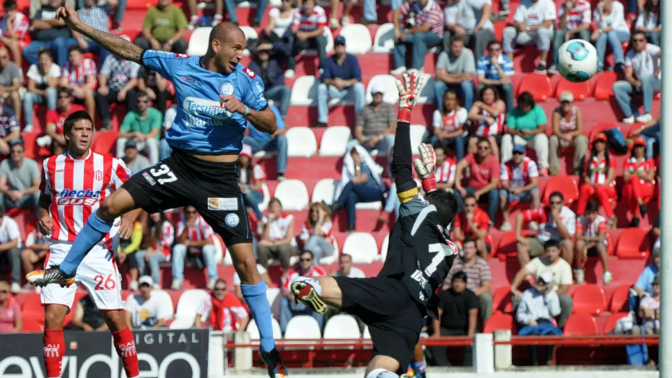 DE ARRIBA. Lucas Aveldaño marca el gol de Belgrano. TELAM
