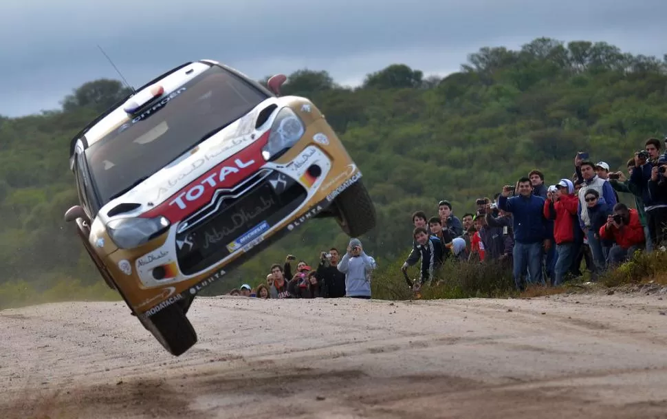 UN MALABARISTA. El Citroën de Loeb dibuja una rara maniobra durante el penúltimo día de la competencia en Córdoba. 