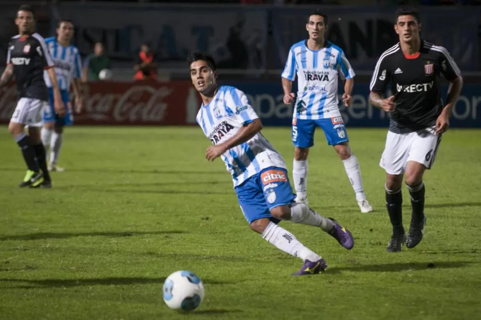 MOVEDIZO. Aunque falló un gol, Bustamante se mostró activo durante el partido ante Estudiantes y quiere repetirlo mañana. 