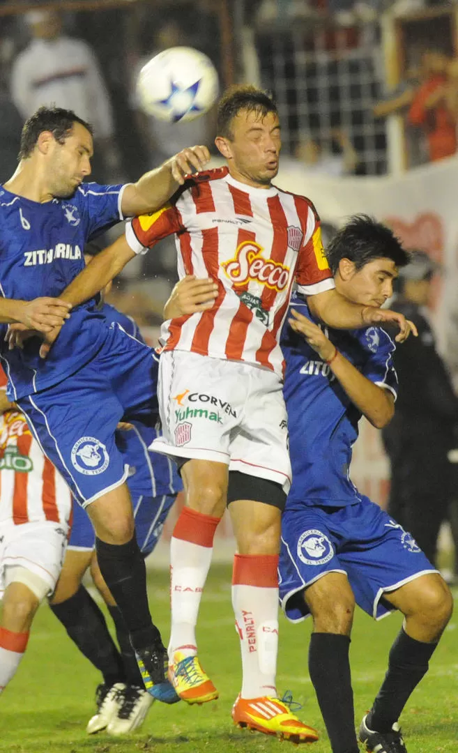 NO ALCANZÓ. El gol de Patito Rodríguez, el 1-0 parcial, no bastó para que San Martín siga con chances de ascenso directo.  LA GACETA / FOTO DE HÉCTOR PERALTA