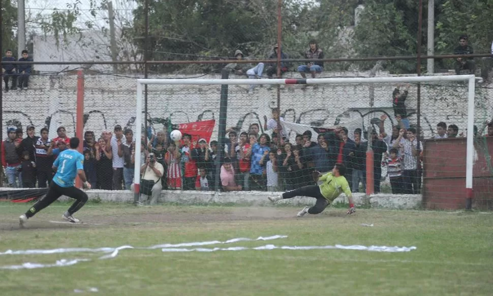 EL FINAL. Cristián Díaz, emulando a la mejor versión de José Luis Chilavert, decreta la victoria de Amalia y el pasaje a la próxima edición del Argentino B. El arquero fue la gran figura de la notable campaña. 