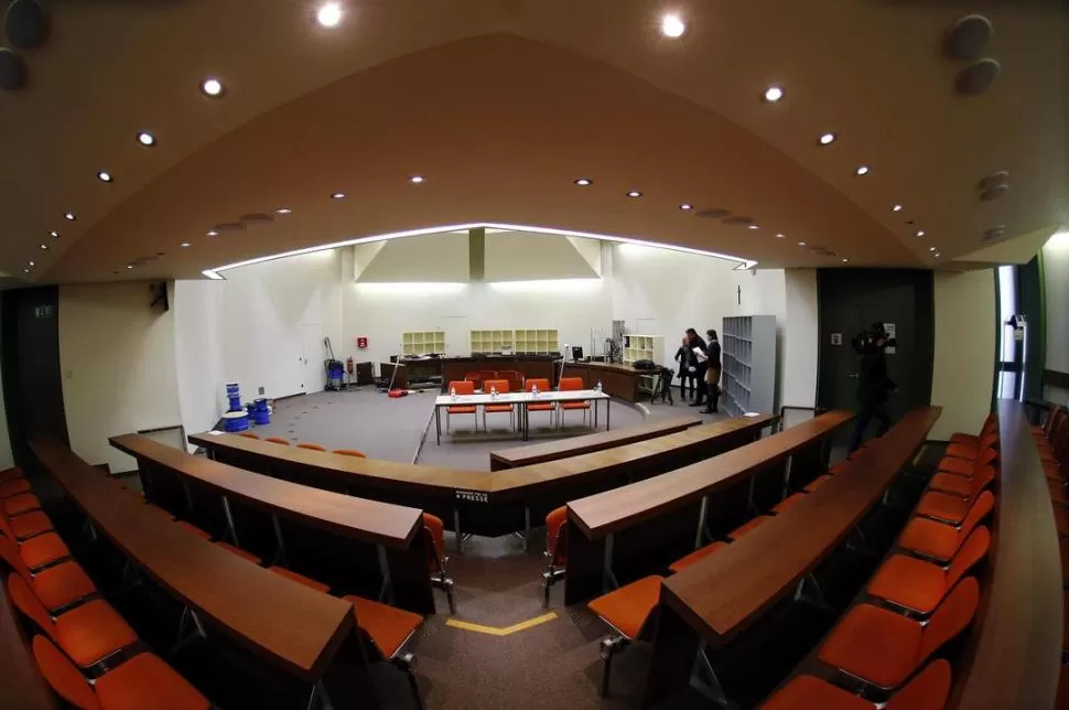 TODO LISTO. En la sala donde enjuiciarán a los nazis entran 230 personas. REUTERS