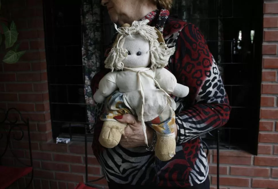 SUS RECUERDOS. Amelia atesora los juguetes, muñecas y fotos de Mecha, desde que la nena dejó la casa. LA GACETA / FOTO DE MARIA SILVIA GRANARA