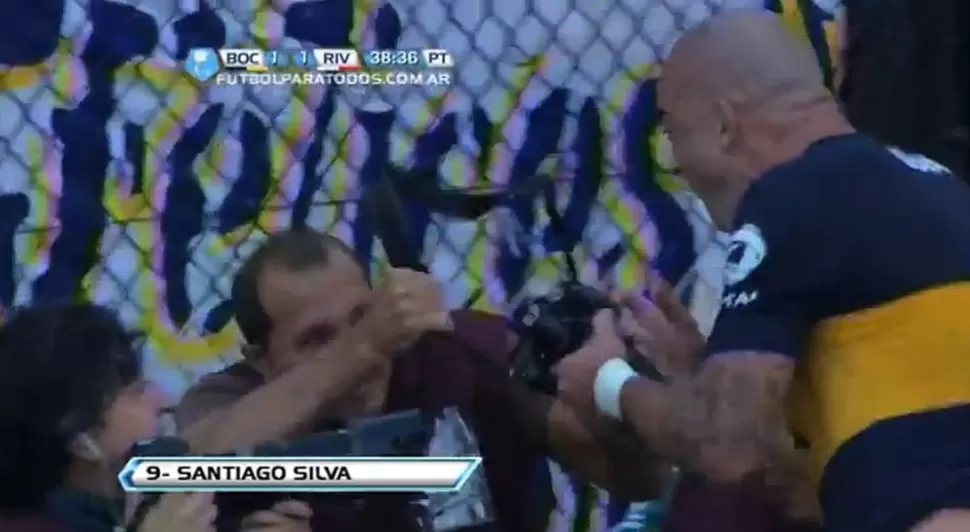 DESMEDIDO. Silva trata de arrebatarle la cámara a un reportero al borde de la cancha. CAPTURA DE VIDEO
