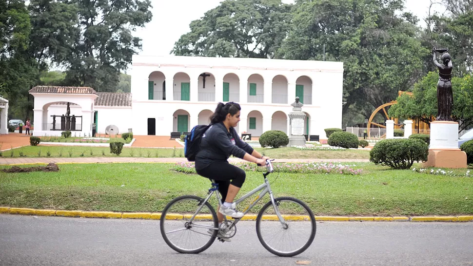 EL ARRANQUE. La Casa del Obispo Colombres, frente a la cual pedalea una mujer, es el primer punto de la enorme ciclovía que propone la ley. LA GACETA / FOTO DE DIEGO ARAOZ
