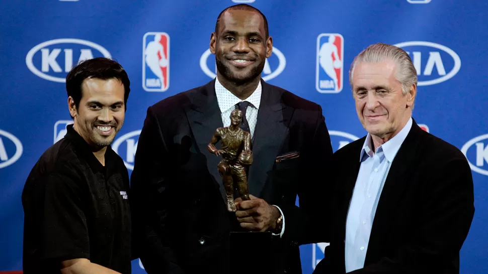 EL MEJOR. James recibió el premio acompañado por su entrenador Erik Spoelstra y el presidente de Miami Heat Pat Riley. REUTERS