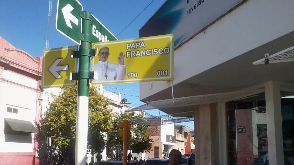 EN CONCEPCIÓN. Papa Francisco fue el nombre que le pusieron a la primera cuadra de la calle Nassif Estéfano. LA GACETA / FOTO DE RODOLFO CASEN