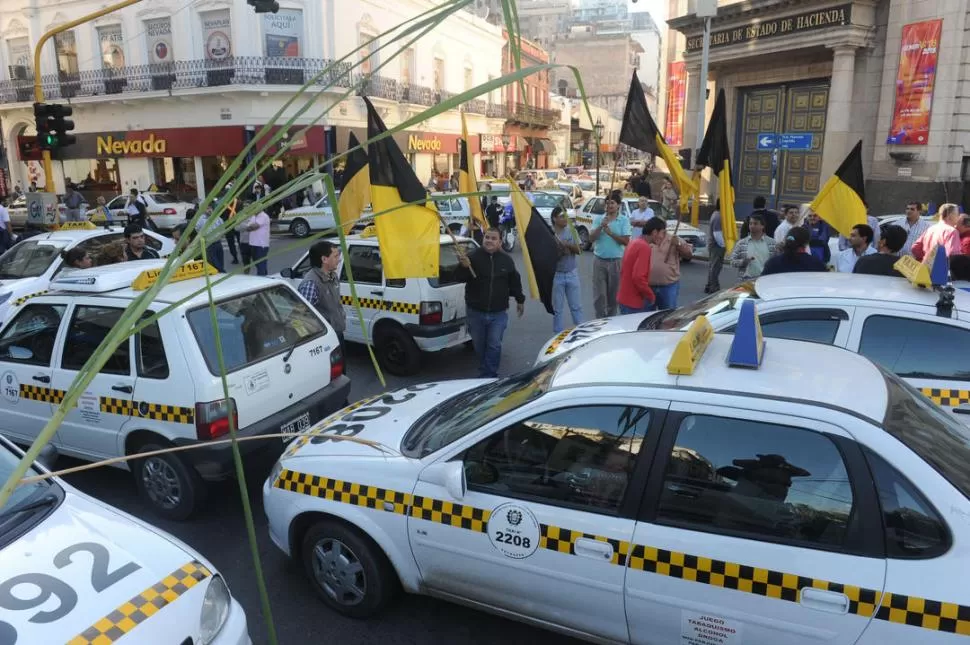 EN LA LEGISLATURA. En avenida Sarmiento al 500 se instalaron los taxis. LA GACETA / FOTO DE INéS QUINTEROS ORIO