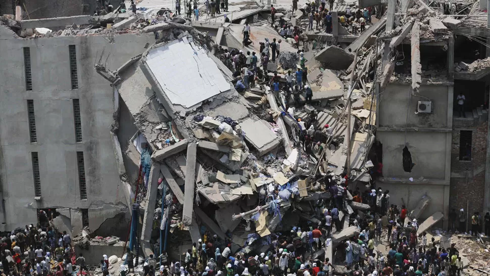 MONSTRUOSO. El edificio Rana Plaza tenía ocho pisos, donde operaban distintas fábricas de ropa, REUTERS