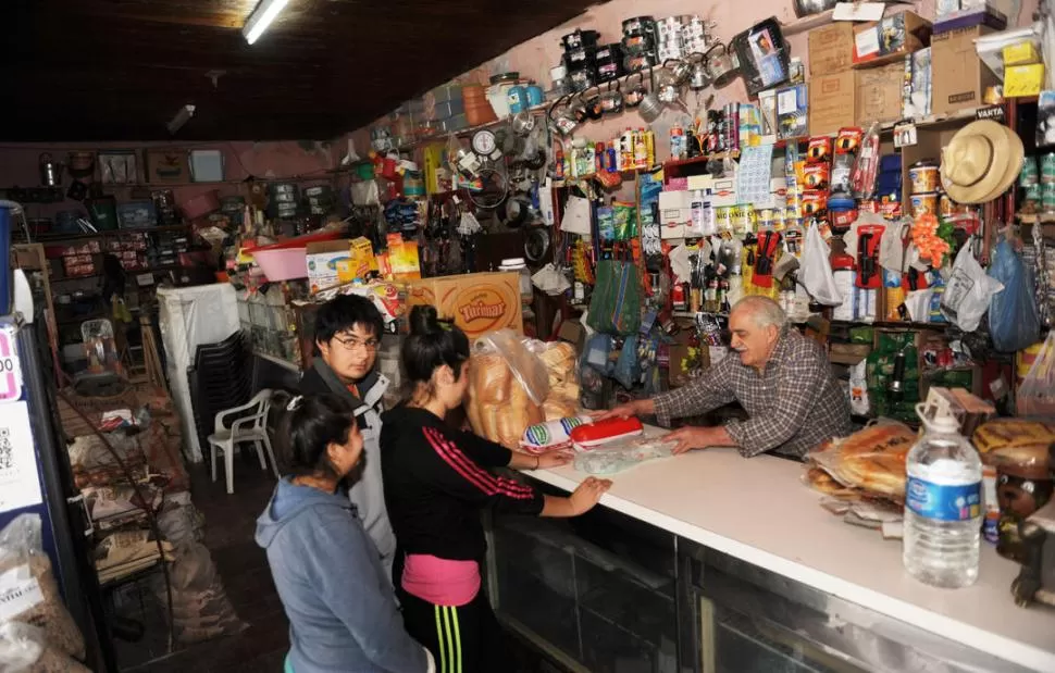  DE TODO UN POCO. Juan César Daruich vende desde productos de primera necesidad, telas, artículos de bazar y de belleza hasta cocinas y heladeras. LA GACETA / FOTOS DE OSVALDO RIPOLL