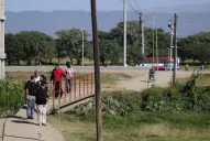 A punto de cumplir 40 años, el barrio Los Pocitos sigue sin servicios ni una entrada segura