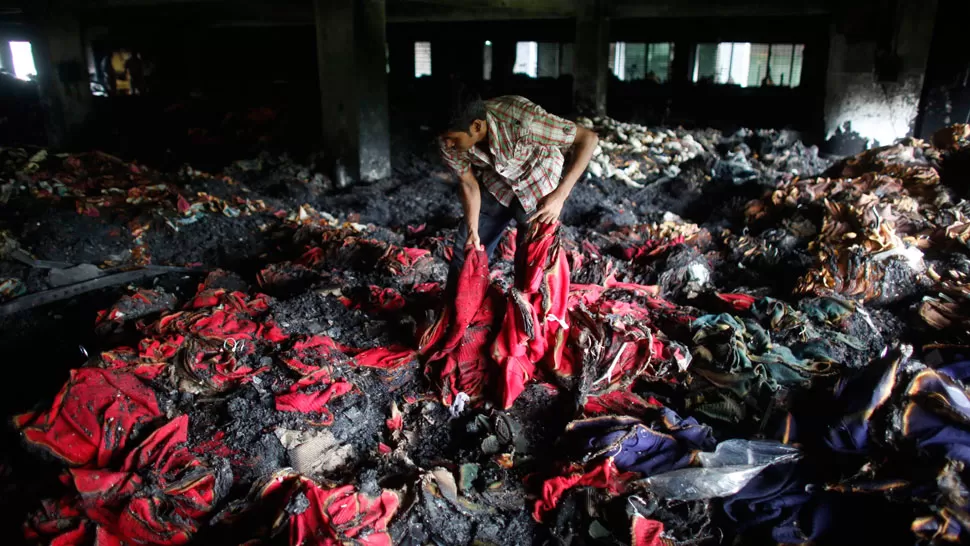 PANORAMA DESALENTADOR. Así quedó la fábrica textil alcanzada por las llamas. REUTERS