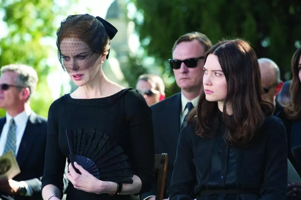 ESA MIRADA... India (Mia Wasikowska) escruta a su madre (Nicole Kidman) en pleno funeral del jefe de la familia. Así comienza la historia. 