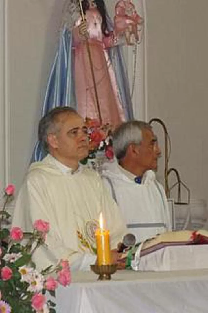 OTROS TIEMPOS. El padre Justo Ilarraz, cuando daba misa en Monteros. FOTO DE ARCHIVO