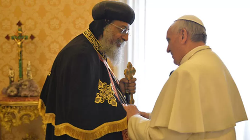 ENCUENTRO. El Papa Francisco se reunió cone l líder espiritual de la Iglesia Ortodoxa Copta de Egipto, el papa Teodoro II. FOTO TOMADA DE LARAZON.ES