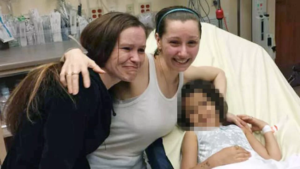 REENCUENTRO. Amanda Berry, junto con su hija, abraza a su hermana de Beth Serrano después de reunirse en un hospital de Cleveland. FOTO TOMADA DE ABCNEWS.GO.COM