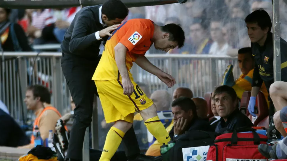 FASTIDIO. Messi se retiró lesionado a los 23 minutos del ST. REUTERS