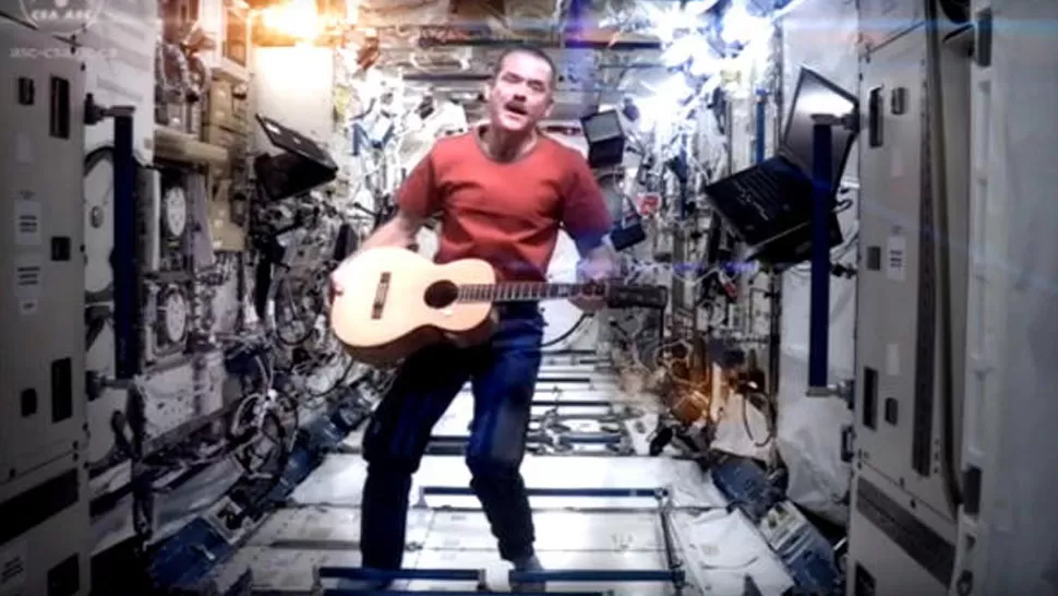 EXITOSO. Chris Hadfield se despidió del espacio con una canción de David Bowie. CAPTURA DE VIDEO.