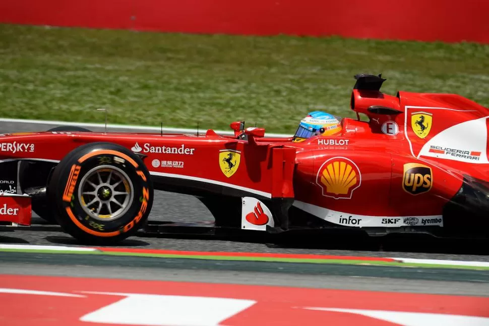 SE AGRANDA CADA VEZ MÁS. La Ferrari que manejó Fernando Alonso resultó imparable para sus rivales. Con su triunfo, el español acecha en las posiciones del campeonato al alemán Sebastian Vettel. 