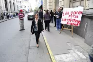 Escrachan a los frentistas cuyas veredas están rotas