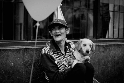 Un hombre festejó el cumpleaños a una mujer sin hogar