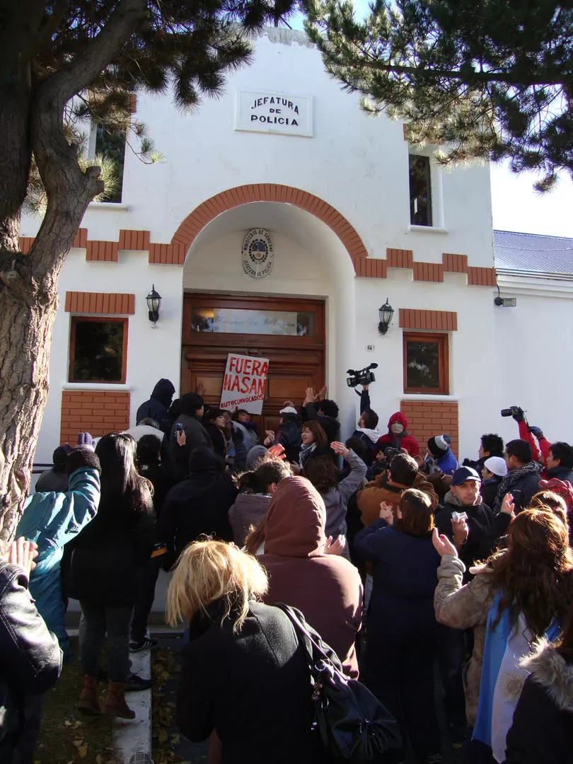 PARA NADA VIOLENTOS. Docentes y empleados públicos repudiaron en la sede policial la represión del viernes. LA GACETA / FOTO DE GUILLERMO MONTI (ENVIADO ESPECIAL) 