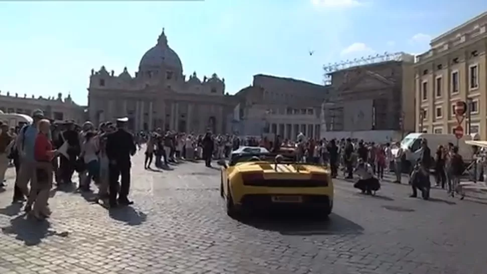 Los autos de lujo de Lamborghini desfilan en el Vaticano