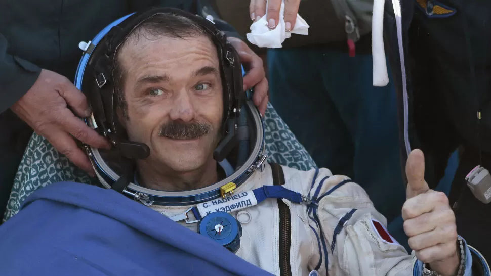 LUJO. El comandante canadiense de la Estación Espacial Internacional (ISS) grabó su propia versión del tema canción. REUTERS