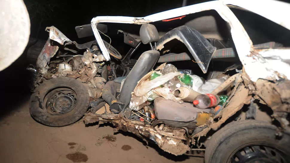 HECHO AÑICOS. El auto terminó destrozado tras el impacto.  LA GACETA/ FOTO DE OSALDO RIPOLL.