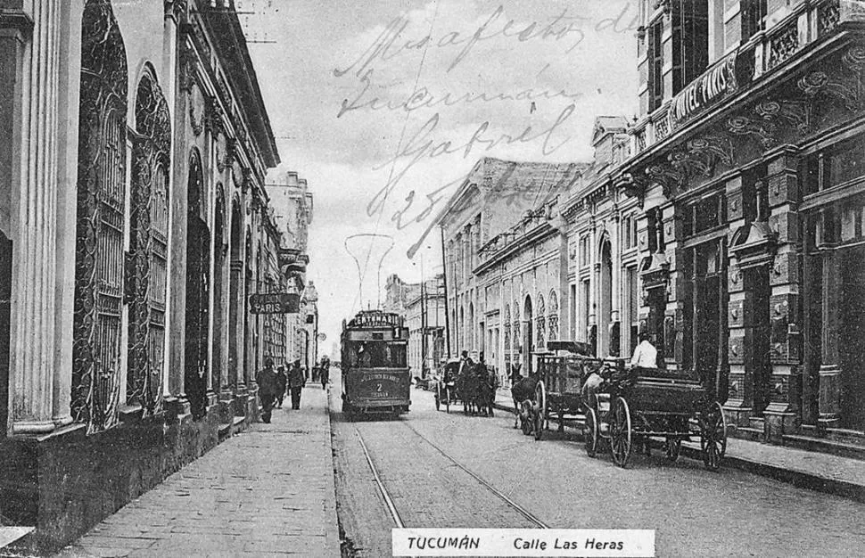 LA CIUDAD EN 1915. Un tranvía, carros y algunos transeúntes circulan por la plácida calle Las Heras (hoy San Martín), al 700. LA GACETA / ARCHIVO 