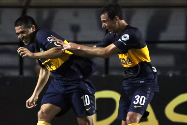 Con un golazo de Riquelme, Boca pasó a cuartos de final